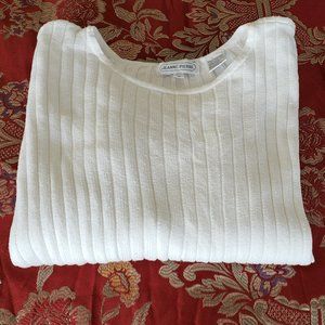 🍁Jeanne Pierre White Top, Crew Neck. Shirt Sleeve.